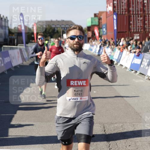 03.10.2025 - Köhlbrandbrückenlauf Jannik Wohlers http://msf.ph/oto/9104990 03.10.2025 12:58:26 Ziel 4083, 4099, 5706, 5775, 6152, 6617, 6717, 6732, 6741 meine-sportfotos.de