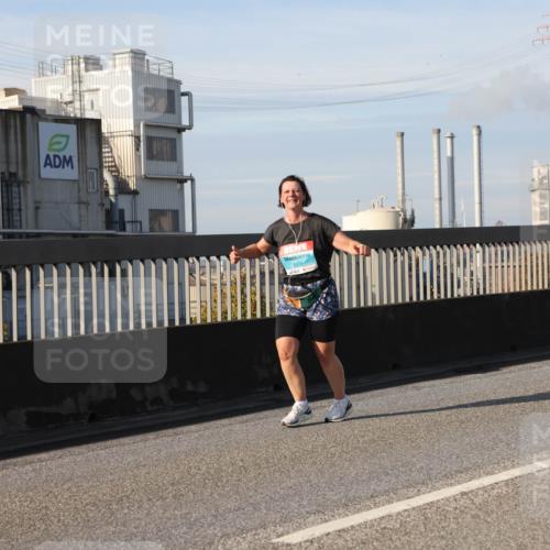 03.10.2025 - Köhlbrandbrückenlauf Lena Gebhardt http://msf.ph/oto/9104997 03.10.2025 10:12:42 Position 2 2938 meine-sportfotos.de
