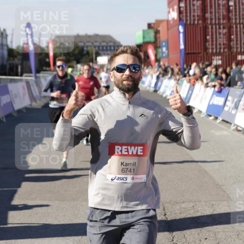03.10.2025 - Köhlbrandbrückenlauf Jannik Wohlers http://msf.ph/oto/9105005 03.10.2025 12:58:26 Ziel 4083, 4099, 5706, 5775, 6152, 6617, 6717, 6732, 6741 meine-sportfotos.de