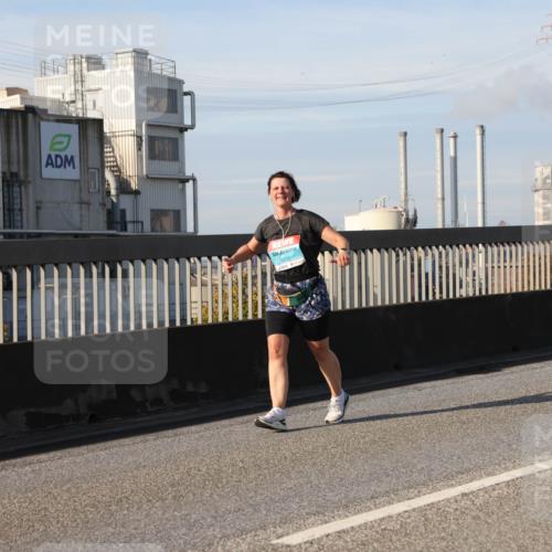 03.10.2025 - Köhlbrandbrückenlauf Lena Gebhardt http://msf.ph/oto/9105008 03.10.2025 10:12:42 Position 2 108, 1001, 2936 meine-sportfotos.de