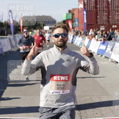 03.10.2025 - Köhlbrandbrückenlauf Jannik Wohlers http://msf.ph/oto/9105016 03.10.2025 12:58:26 Ziel 4083, 4099, 5706, 5775, 6152, 6617, 6717, 6732, 6741 meine-sportfotos.de