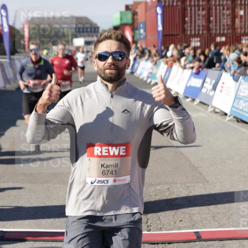 03.10.2025 - Köhlbrandbrückenlauf Jannik Wohlers http://msf.ph/oto/9105024 03.10.2025 12:58:26 Ziel 4083, 4099, 5706, 5775, 6152, 6617, 6717, 6732, 6741 meine-sportfotos.de