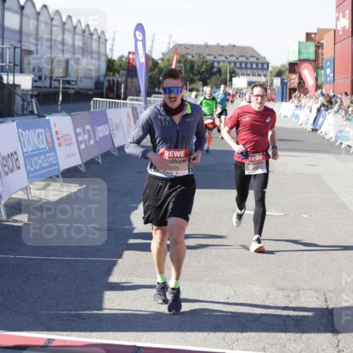 03.10.2025 - Köhlbrandbrückenlauf Jannik Wohlers http://msf.ph/oto/9105031 03.10.2025 12:58:27 Ziel 4083, 4099, 5706, 5775, 6152, 6617, 6732, 6741 meine-sportfotos.de