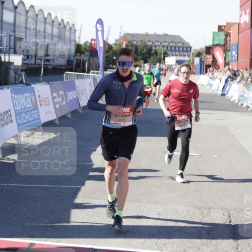 03.10.2025 - Köhlbrandbrückenlauf Jannik Wohlers http://msf.ph/oto/9105040 03.10.2025 12:58:27 Ziel 4083, 4099, 5706, 5775, 6152, 6617, 6732, 6741 meine-sportfotos.de