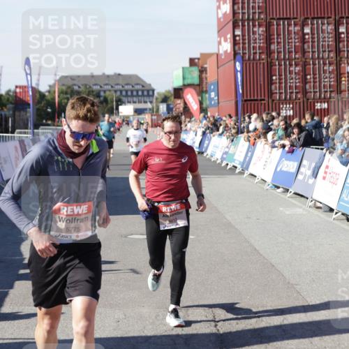 03.10.2025 - Köhlbrandbrückenlauf Jannik Wohlers http://msf.ph/oto/9105088 03.10.2025 12:58:28 Ziel 4083, 4084, 4099, 5706, 5775, 6617, 6732, 6741 meine-sportfotos.de