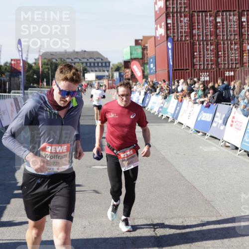 03.10.2025 - Köhlbrandbrückenlauf Jannik Wohlers http://msf.ph/oto/9105097 03.10.2025 12:58:28 Ziel 4083, 4084, 4099, 5706, 5775, 6617, 6732, 6741 meine-sportfotos.de