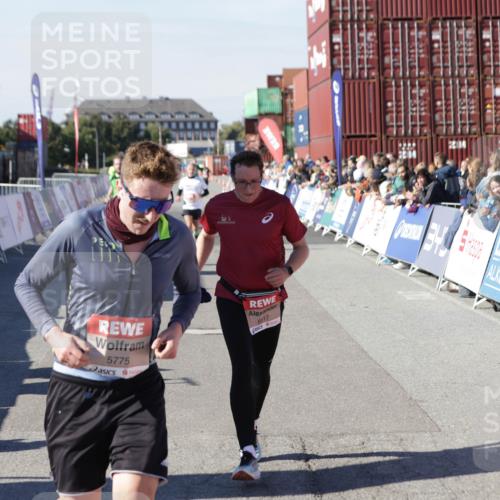 03.10.2025 - Köhlbrandbrückenlauf Jannik Wohlers http://msf.ph/oto/9105114 03.10.2025 12:58:28 Ziel 4083, 4084, 4099, 5706, 5775, 6617, 6732, 6741 meine-sportfotos.de