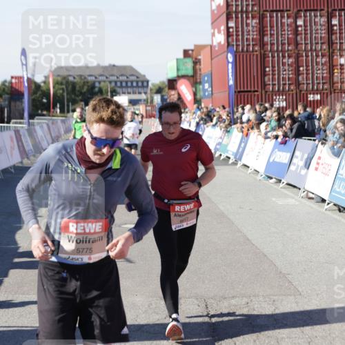 03.10.2025 - Köhlbrandbrückenlauf Jannik Wohlers http://msf.ph/oto/9105124 03.10.2025 12:58:28 Ziel 4083, 4084, 4099, 5706, 5775, 6617, 6732, 6741 meine-sportfotos.de