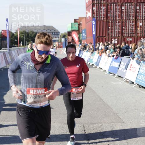 03.10.2025 - Köhlbrandbrückenlauf Jannik Wohlers http://msf.ph/oto/9105134 03.10.2025 12:58:28 Ziel 4083, 4084, 4099, 5706, 5775, 6617, 6732, 6741 meine-sportfotos.de