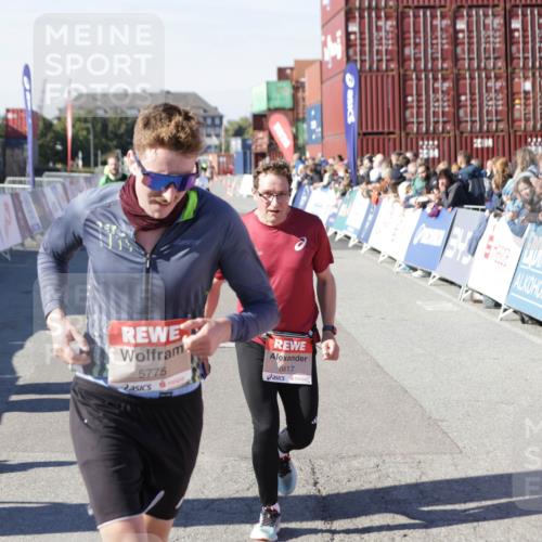 03.10.2025 - Köhlbrandbrückenlauf Jannik Wohlers http://msf.ph/oto/9105143 03.10.2025 12:58:29 Ziel 4083, 4084, 4241, 5706, 5775, 6617, 6732, 6741 meine-sportfotos.de