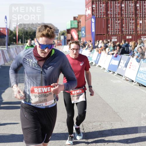03.10.2025 - Köhlbrandbrückenlauf Jannik Wohlers http://msf.ph/oto/9105152 03.10.2025 12:58:29 Ziel 4083, 4084, 4241, 5706, 5775, 6617, 6732, 6741 meine-sportfotos.de