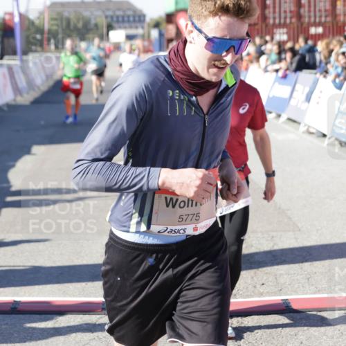 03.10.2025 - Köhlbrandbrückenlauf Jannik Wohlers http://msf.ph/oto/9105161 03.10.2025 12:58:29 Ziel 4083, 4084, 4241, 5706, 5775, 6617, 6732, 6741 meine-sportfotos.de