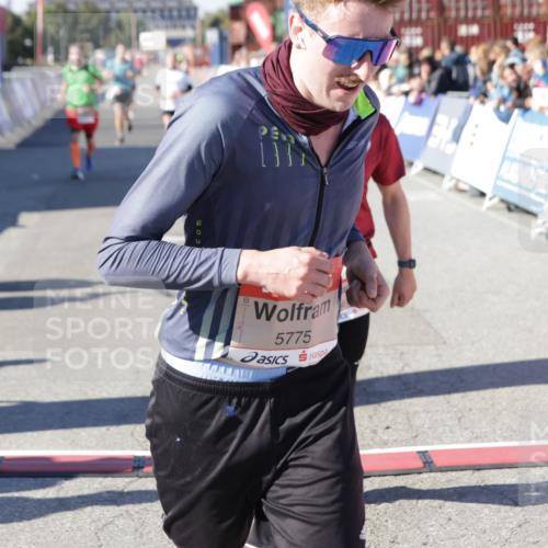 03.10.2025 - Köhlbrandbrückenlauf Jannik Wohlers http://msf.ph/oto/9105170 03.10.2025 12:58:29 Ziel 4083, 4084, 4241, 5706, 5775, 6617, 6732, 6741 meine-sportfotos.de