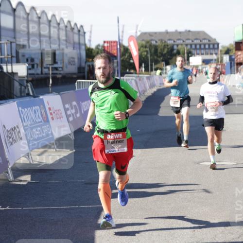 03.10.2025 - Köhlbrandbrückenlauf Jannik Wohlers http://msf.ph/oto/9105179 03.10.2025 12:58:32 Ziel 4084, 4148, 4241, 5706, 5775, 6617, 6741 meine-sportfotos.de