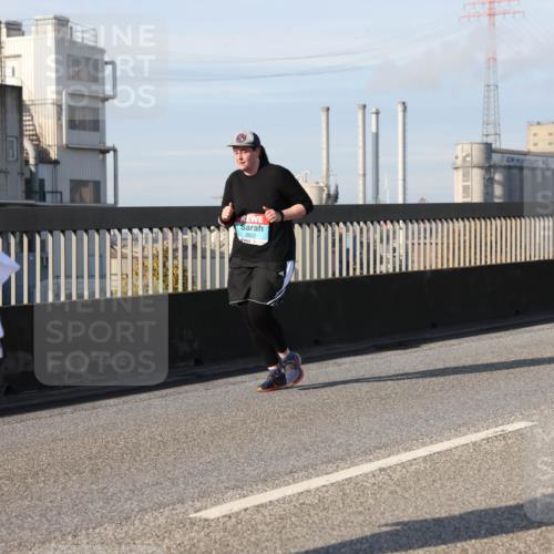 03.10.2025 - Köhlbrandbrückenlauf Lena Gebhardt http://msf.ph/oto/9105216 03.10.2025 10:12:46 Position 2 2859, 2602 meine-sportfotos.de