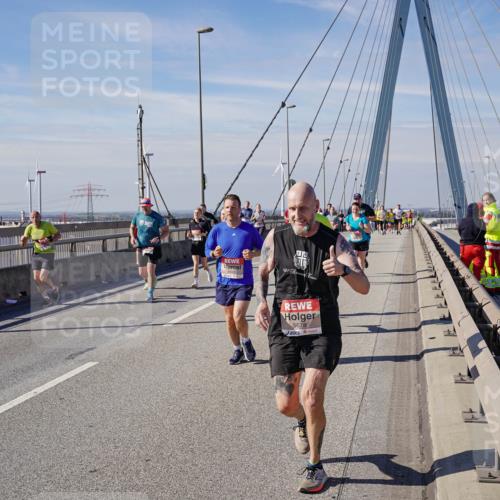 03.10.2025 - Köhlbrandbrückenlauf Michael Burmester http://msf.ph/oto/9105227 03.10.2025 12:49:05 Position 2 6449, 187, 5678 meine-sportfotos.de