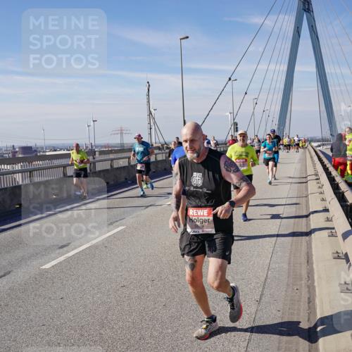 03.10.2025 - Köhlbrandbrückenlauf Michael Burmester http://msf.ph/oto/9105238 03.10.2025 12:49:06 Position 2 827, 5678 meine-sportfotos.de