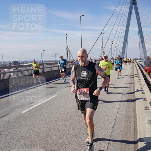 03.10.2025 - Köhlbrandbrückenlauf Michael Burmester http://msf.ph/oto/9105251 03.10.2025 12:49:06 Position 2 1887, 5678 meine-sportfotos.de