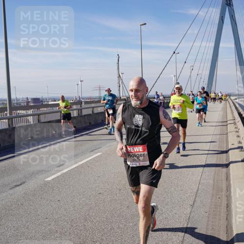 03.10.2025 - Köhlbrandbrückenlauf Michael Burmester http://msf.ph/oto/9105262 03.10.2025 12:49:06 Position 2 18, 1887, 5678 meine-sportfotos.de