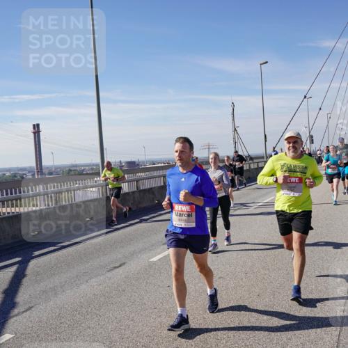 03.10.2025 - Köhlbrandbrückenlauf Michael Burmester http://msf.ph/oto/9105282 03.10.2025 12:49:07 Position 2 6448, 6791 meine-sportfotos.de