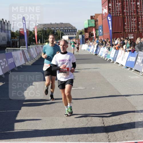03.10.2025 - Köhlbrandbrückenlauf Jannik Wohlers http://msf.ph/oto/9105283 03.10.2025 12:58:34 Ziel 4084, 4148, 4241, 5706, 5775, 6617, 6741 meine-sportfotos.de