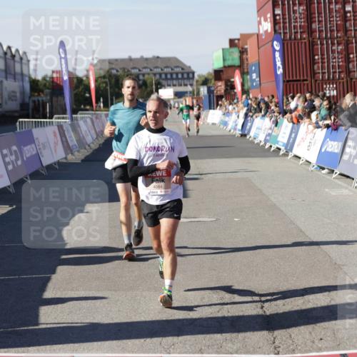 03.10.2025 - Köhlbrandbrückenlauf Jannik Wohlers http://msf.ph/oto/9105306 03.10.2025 12:58:34 Ziel 4084, 4148, 4241, 5706, 5775, 6617, 6741 meine-sportfotos.de