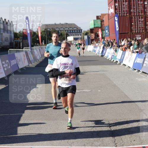 03.10.2025 - Köhlbrandbrückenlauf Jannik Wohlers http://msf.ph/oto/9105312 03.10.2025 12:58:34 Ziel 4084, 4148, 4241, 5706, 5775, 6617, 6741 meine-sportfotos.de