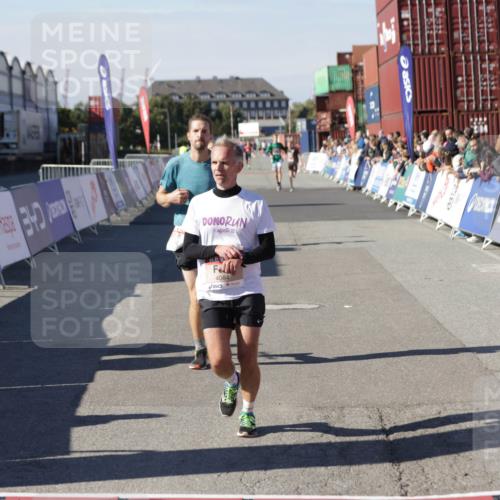 03.10.2025 - Köhlbrandbrückenlauf Jannik Wohlers http://msf.ph/oto/9105327 03.10.2025 12:58:34 Ziel 4084, 4148, 4241, 5706, 5775, 6617, 6741 meine-sportfotos.de