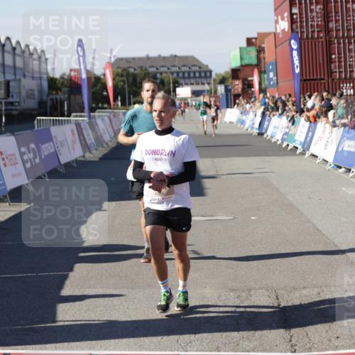 03.10.2025 - Köhlbrandbrückenlauf Jannik Wohlers http://msf.ph/oto/9105334 03.10.2025 12:58:34 Ziel 4084, 4148, 4241, 5706, 5775, 6617, 6741 meine-sportfotos.de