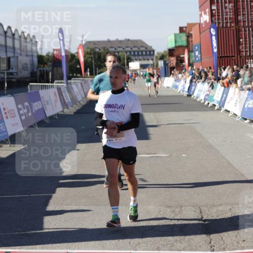 03.10.2025 - Köhlbrandbrückenlauf Jannik Wohlers http://msf.ph/oto/9105341 03.10.2025 12:58:34 Ziel 4084, 4148, 4241, 5706, 5775, 6617, 6741 meine-sportfotos.de