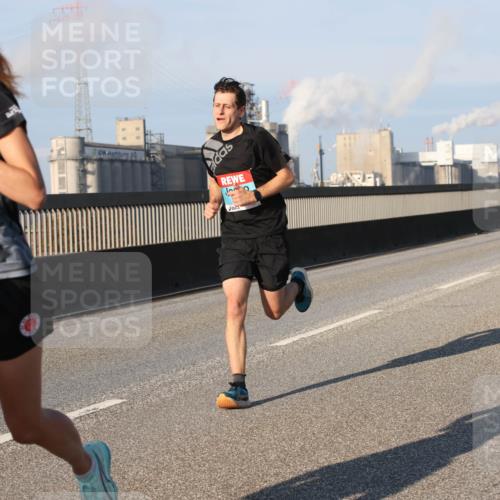 03.10.2025 - Köhlbrandbrückenlauf Lena Gebhardt http://msf.ph/oto/9105361 03.10.2025 09:38:58 Position 2 3008 meine-sportfotos.de
