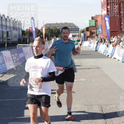 03.10.2025 - Köhlbrandbrückenlauf Jannik Wohlers http://msf.ph/oto/9105373 03.10.2025 12:58:35 Ziel 4084, 4148, 4241, 5706, 5775, 6617, 6741 meine-sportfotos.de