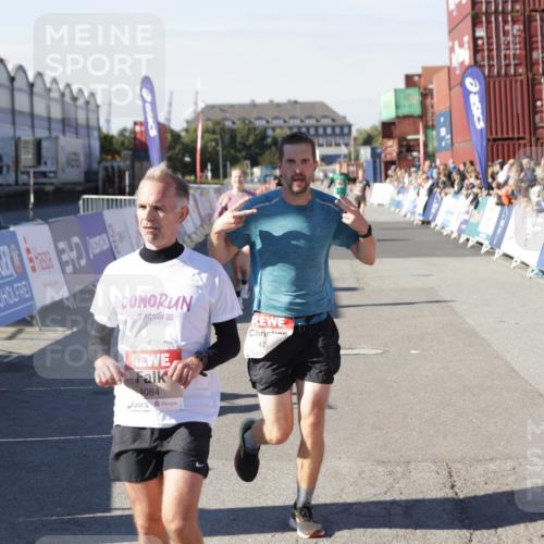 03.10.2025 - Köhlbrandbrückenlauf Jannik Wohlers http://msf.ph/oto/9105388 03.10.2025 12:58:35 Ziel 4084, 4148, 4241, 5706, 5775, 6617, 6741 meine-sportfotos.de