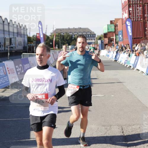 03.10.2025 - Köhlbrandbrückenlauf Jannik Wohlers http://msf.ph/oto/9105396 03.10.2025 12:58:35 Ziel 4084, 4148, 4241, 5706, 5775, 6617, 6741 meine-sportfotos.de