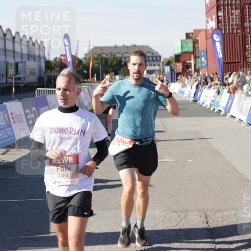 03.10.2025 - Köhlbrandbrückenlauf Jannik Wohlers http://msf.ph/oto/9105405 03.10.2025 12:58:35 Ziel 4084, 4148, 4241, 5706, 5775, 6617, 6741 meine-sportfotos.de