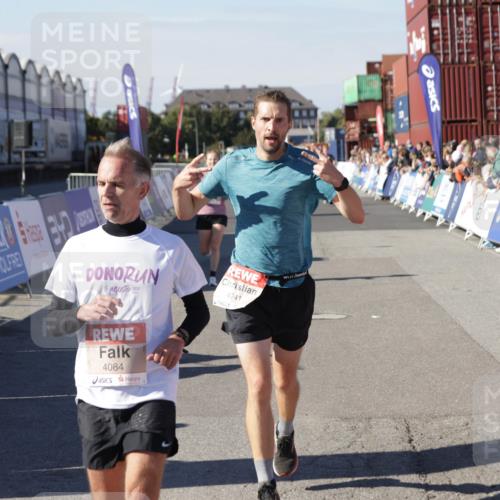03.10.2025 - Köhlbrandbrückenlauf Jannik Wohlers http://msf.ph/oto/9105424 03.10.2025 12:58:35 Ziel 4084, 4148, 4241, 5706, 5775, 6617, 6741 meine-sportfotos.de