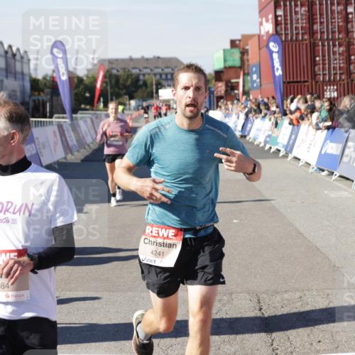 03.10.2025 - Köhlbrandbrückenlauf Jannik Wohlers http://msf.ph/oto/9105479 03.10.2025 12:58:36 Ziel 4084, 4148, 4241, 5706, 5775, 6617 meine-sportfotos.de