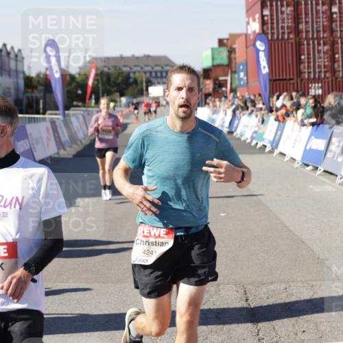 03.10.2025 - Köhlbrandbrückenlauf Jannik Wohlers http://msf.ph/oto/9105488 03.10.2025 12:58:36 Ziel 4084, 4148, 4241, 5706, 5775, 6617 meine-sportfotos.de