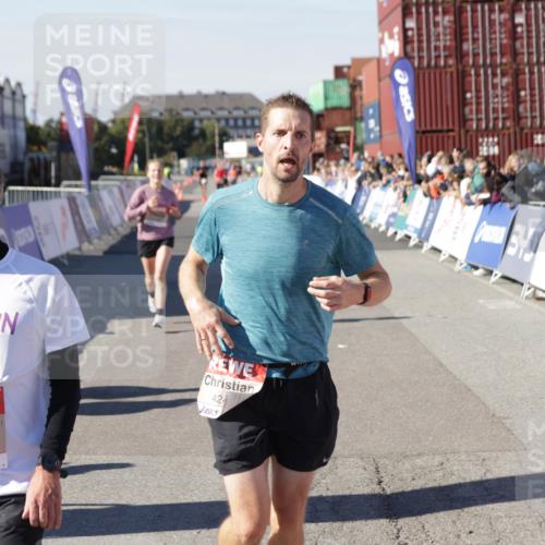 03.10.2025 - Köhlbrandbrückenlauf Jannik Wohlers http://msf.ph/oto/9105493 03.10.2025 12:58:36 Ziel 4084, 4148, 4241, 5706, 5775, 6617 meine-sportfotos.de