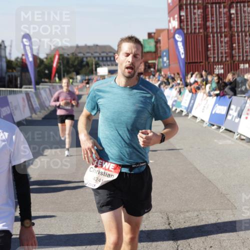 03.10.2025 - Köhlbrandbrückenlauf Jannik Wohlers http://msf.ph/oto/9105502 03.10.2025 12:58:36 Ziel 4084, 4148, 4241, 5706, 5775, 6617 meine-sportfotos.de
