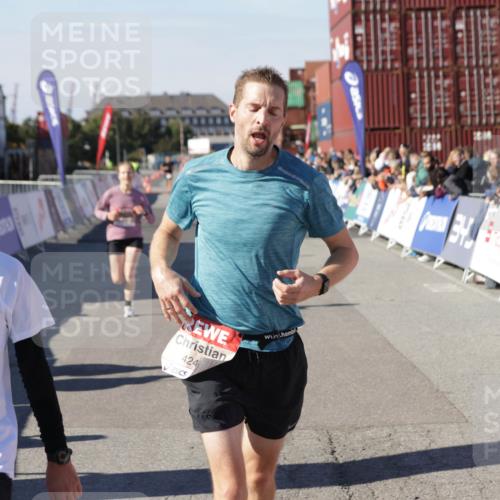 03.10.2025 - Köhlbrandbrückenlauf Jannik Wohlers http://msf.ph/oto/9105509 03.10.2025 12:58:36 Ziel 4084, 4148, 4241, 5706, 5775, 6617 meine-sportfotos.de