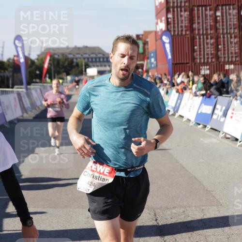 03.10.2025 - Köhlbrandbrückenlauf Jannik Wohlers http://msf.ph/oto/9105516 03.10.2025 12:58:36 Ziel 4084, 4148, 4241, 5706, 5775, 6617 meine-sportfotos.de