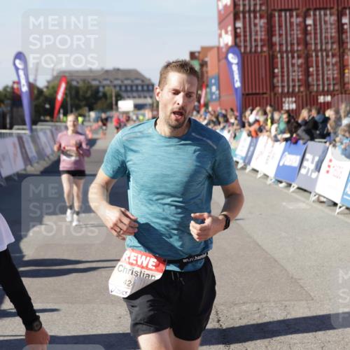 03.10.2025 - Köhlbrandbrückenlauf Jannik Wohlers http://msf.ph/oto/9105522 03.10.2025 12:58:36 Ziel 4084, 4148, 4241, 5706, 5775, 6617 meine-sportfotos.de