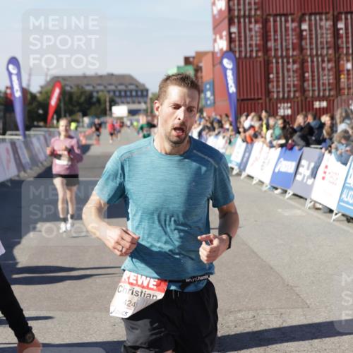03.10.2025 - Köhlbrandbrückenlauf Jannik Wohlers http://msf.ph/oto/9105534 03.10.2025 12:58:36 Ziel 4084, 4148, 4241, 5706, 5775, 6617 meine-sportfotos.de