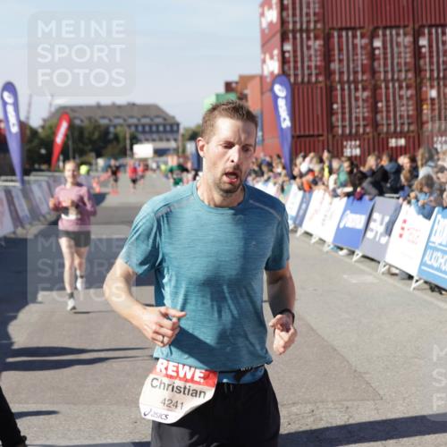 03.10.2025 - Köhlbrandbrückenlauf Jannik Wohlers http://msf.ph/oto/9105543 03.10.2025 12:58:36 Ziel 4084, 4148, 4241, 5706, 5775, 6617 meine-sportfotos.de