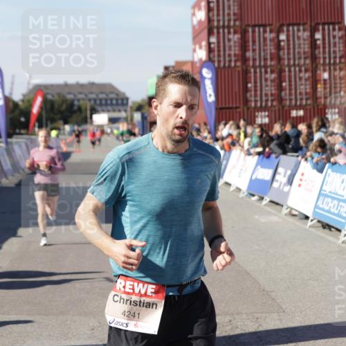 03.10.2025 - Köhlbrandbrückenlauf Jannik Wohlers http://msf.ph/oto/9105550 03.10.2025 12:58:36 Ziel 4084, 4148, 4241, 5706, 5775, 6617 meine-sportfotos.de
