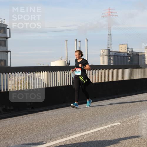 03.10.2025 - Köhlbrandbrückenlauf Lena Gebhardt http://msf.ph/oto/9105695 03.10.2025 10:13:05 Position 2 2627 meine-sportfotos.de
