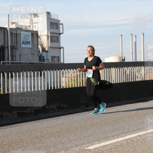 03.10.2025 - Köhlbrandbrückenlauf Lena Gebhardt http://msf.ph/oto/9105736 03.10.2025 10:13:06 Position 2 2627 meine-sportfotos.de