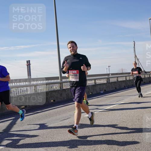 03.10.2025 - Köhlbrandbrückenlauf Michael Burmester http://msf.ph/oto/9105761 03.10.2025 12:49:29 Position 2 35, 5381 meine-sportfotos.de