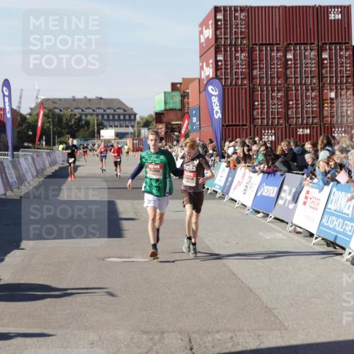 03.10.2025 - Köhlbrandbrückenlauf Jannik Wohlers http://msf.ph/oto/9105880 03.10.2025 12:58:43 Ziel 4084, 4148, 4241, 5824, 6167 meine-sportfotos.de